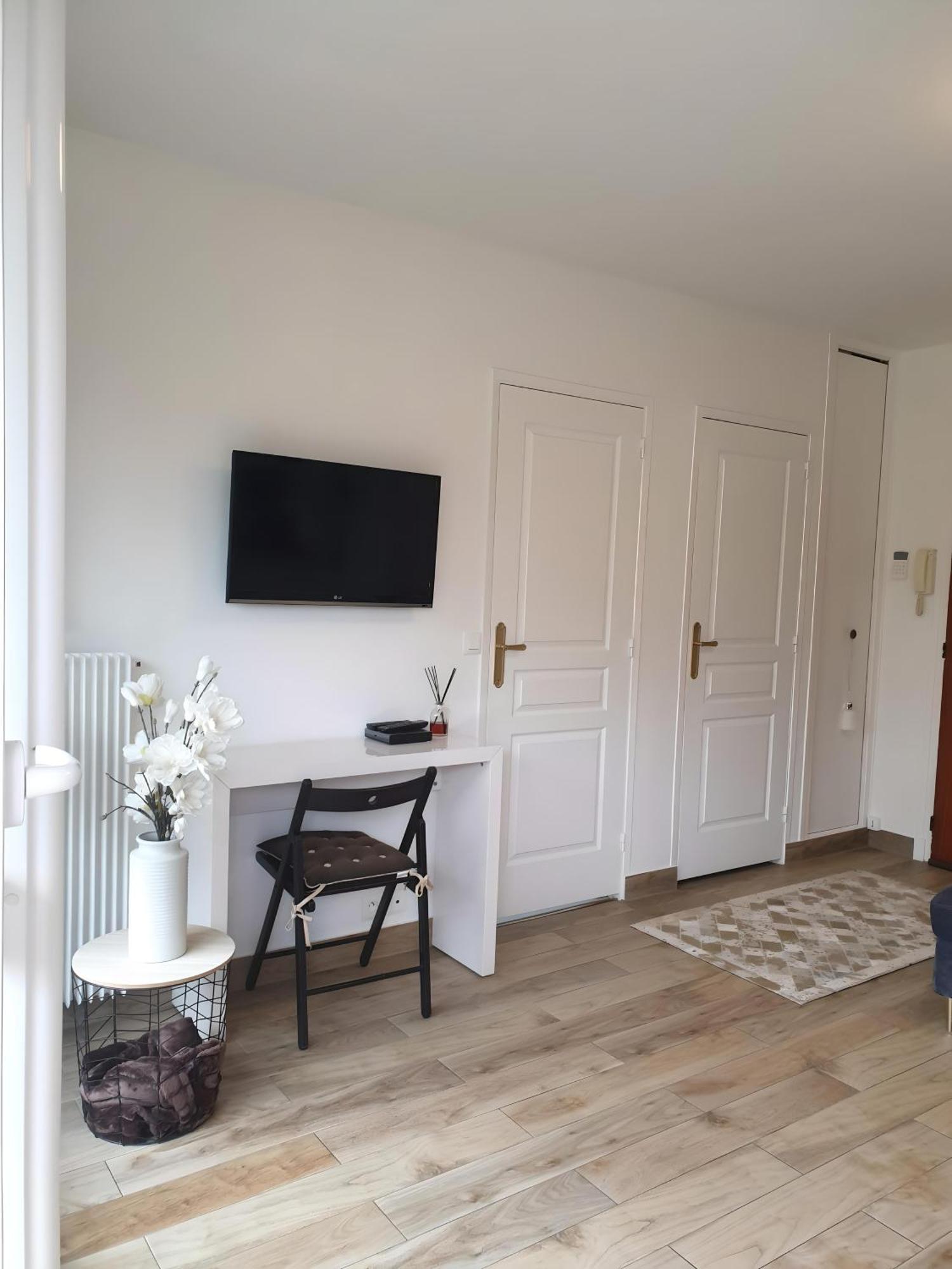 Appartement Avec Jardin Prive - 2 A 4 Voyageur Chaville Exterior photo